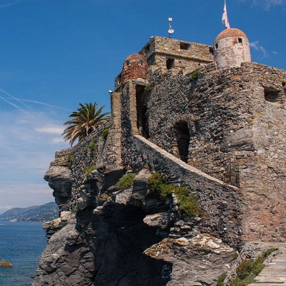 Castello della Dragonara e Basilica di Santa Maria Assunta em Camogli