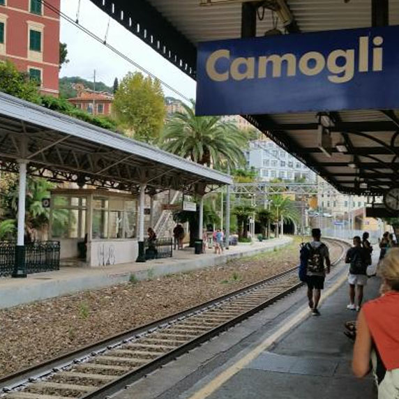 Estação ferroviária costeira e acessos a Camogli