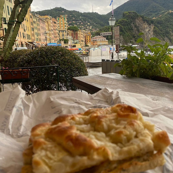 Focaccia lígure tradicional e pratos locais de Camogli