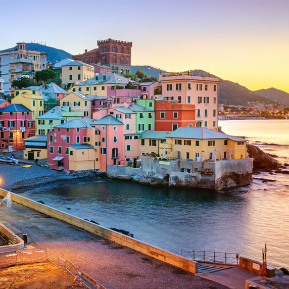 Casas coloridas históricas no calçadão de Camogli