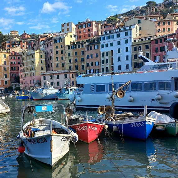 Balsas de passageiros no cais de Camogli