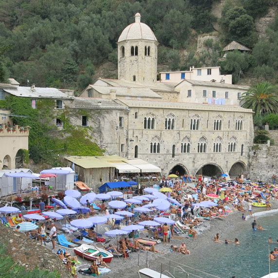 Visita à abadia na areia da praia em San Fruttuoso Camogli