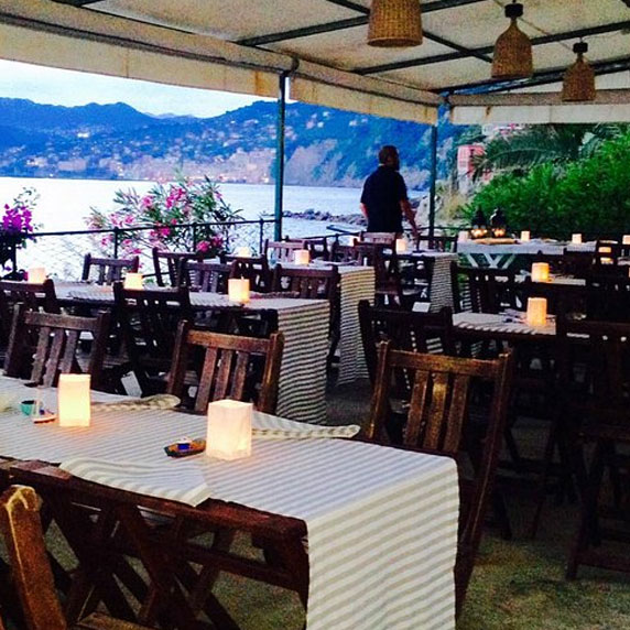 Trattorias e tabernas tradicionais no porto de Camogli