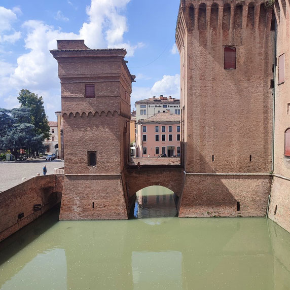 Castello Estense com fosso de água