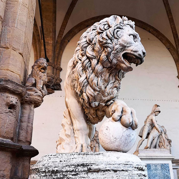 Estátuas e arquitetura clássica em Florença