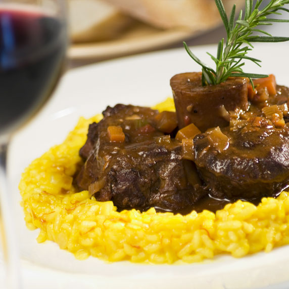 Pratos tradicionais de Milão com risoto e ossobuco