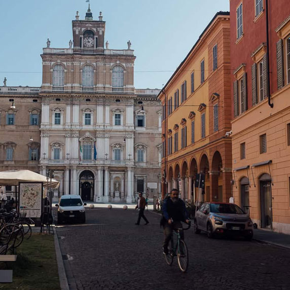 Ruas de Modena no outono