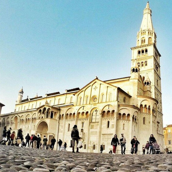 Caminhada pelas praças de Modena