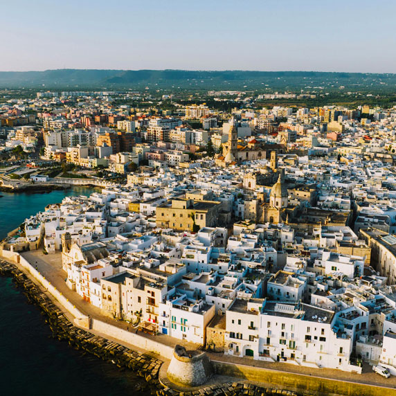 Ruelas antigas e ricas do centro histórico de Monopoli