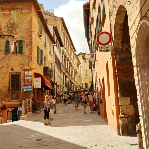 Caminhada a pé pelas ladeiras de Montepulciano