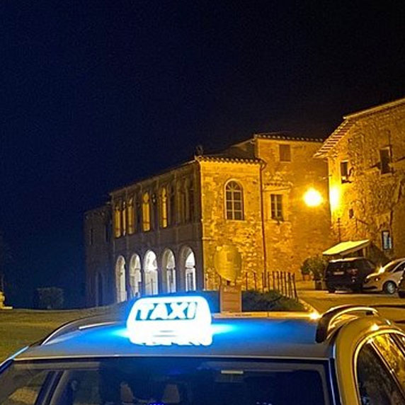Carros estacionados fora das muralhas