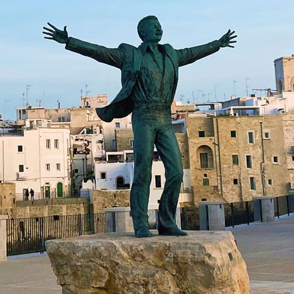 Statua di Domenico Modugno