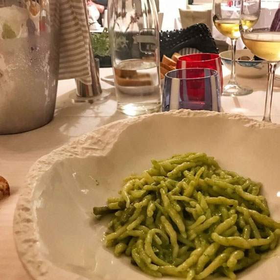 Mesa romântica com pesto e vinho em Porto Venere