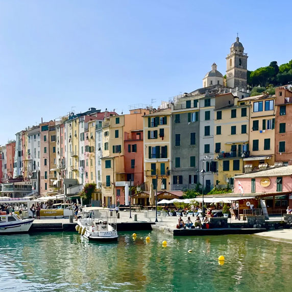 Pequenas lanchas e balsas atracadas em Porto Venere