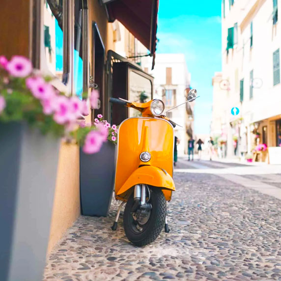 Aluguel de scooter ou moto estacionada nas ruelas de Ravello