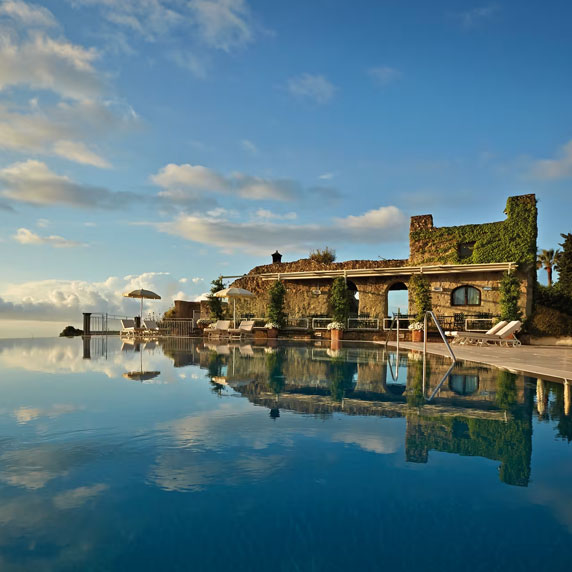 Vista luxuosa da piscina de borda infinita no Belmond Hotel Caruso em Ravello