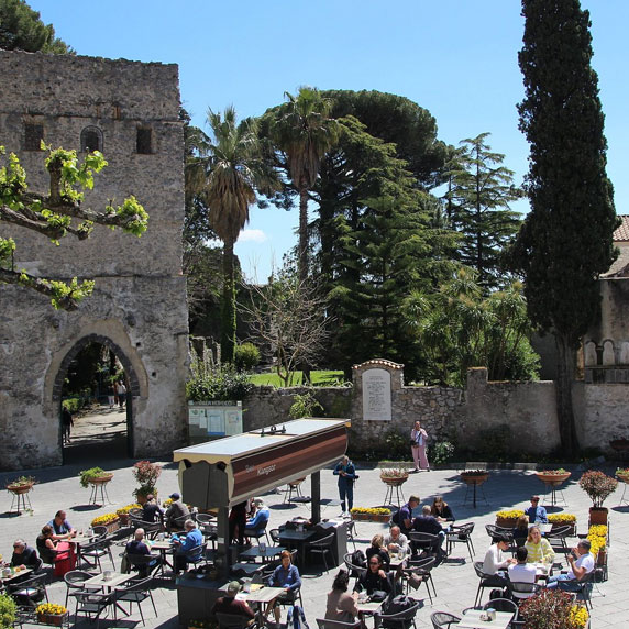 Centro histórico de Ravello livre de carros com vista para as montanhas