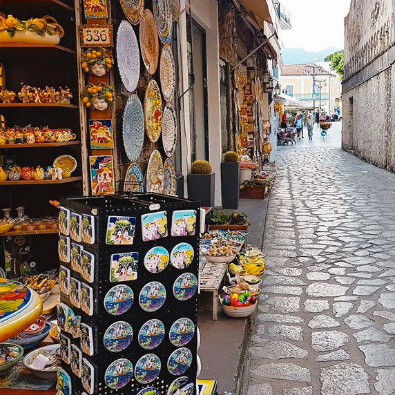 Ruelas tranquilas de Ravello ao anoitecer após a saída dos turistas