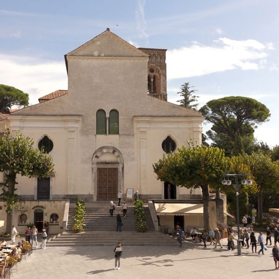 Fachada e praça central do Duomo, a Catedral de Ravello