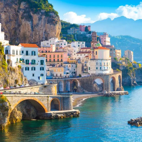 Arquitetura histórica e ruelas medievais de pedras em Ravello
