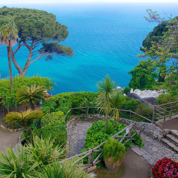 Famoso Terraço do Infinito na Villa Cimbrone com bustos de mármore e vista para o mar mediterrâneo