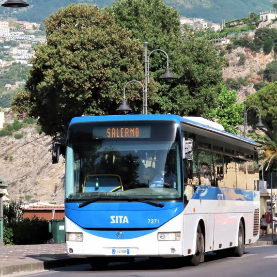 Ônibus de transporte público local da linha SITA subindo a Costa Amalfitana
