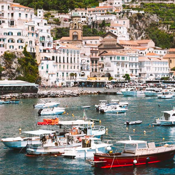 Porto de Amalfi com barcos e balsas com rotas para Positano e Capri
