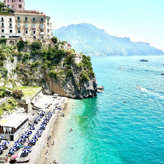 Praia de Castiglione isolada entre grandes penhascos na base de Ravello