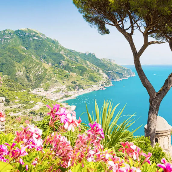 Flores coloridas e glicínias cobrindo muros na primavera de Ravello