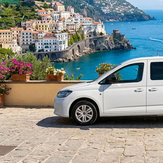 Carros e táxis trafegando pela estrada sinuosa em direção a Ravello