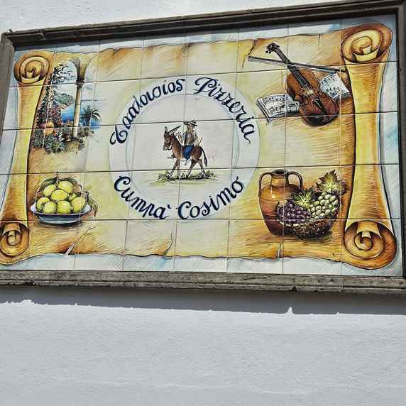 Fachada e mesas da tradicional Trattoria da Cumpà Cosimo em Ravello