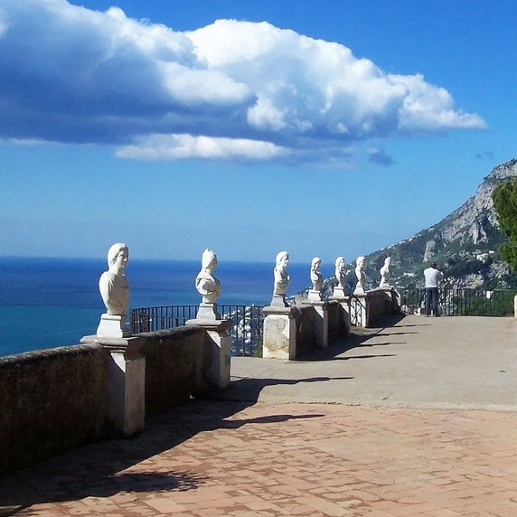 Turistas caminhando por Ravello durante o clima ensolarado de verão