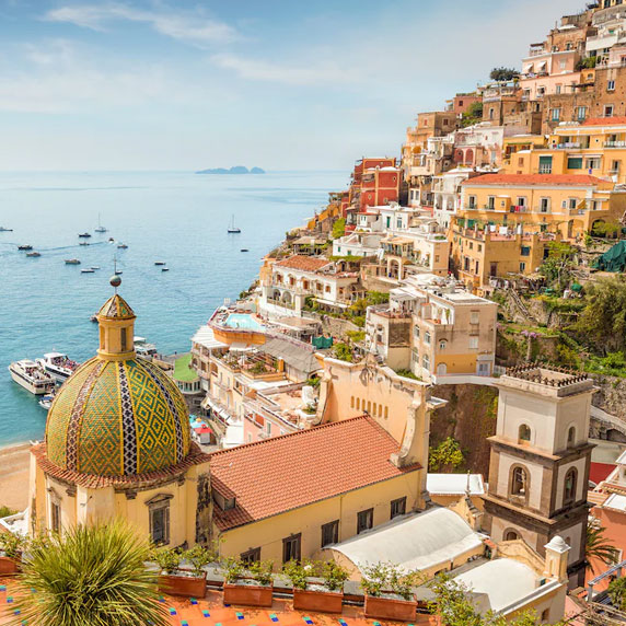 Vista panorâmica da cidade de Ravello no topo da montanha na Costa Amalfitana