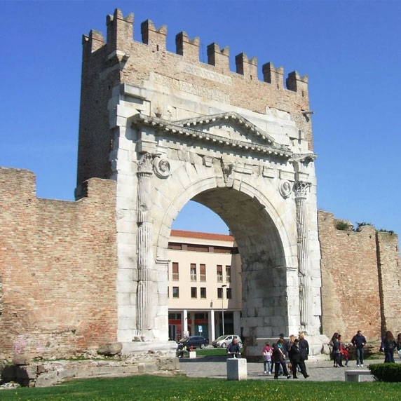 Arco de Augusto e ruas do centro histórico