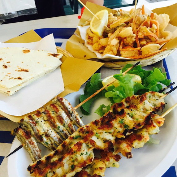 Pratos de frutos do mar e piadina em Rimini