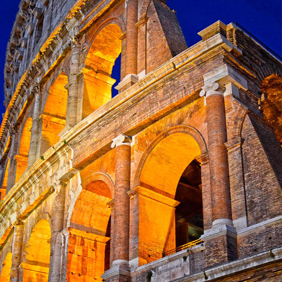 O imponente anfiteatro do Coliseu de Roma