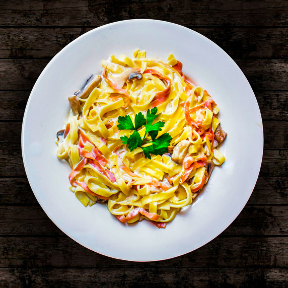 Mesa com clássicos pratos da culinária de Roma