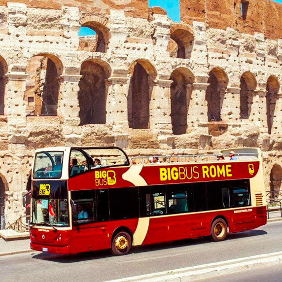 Explorando as ruas de Roma a pé ou de transporte