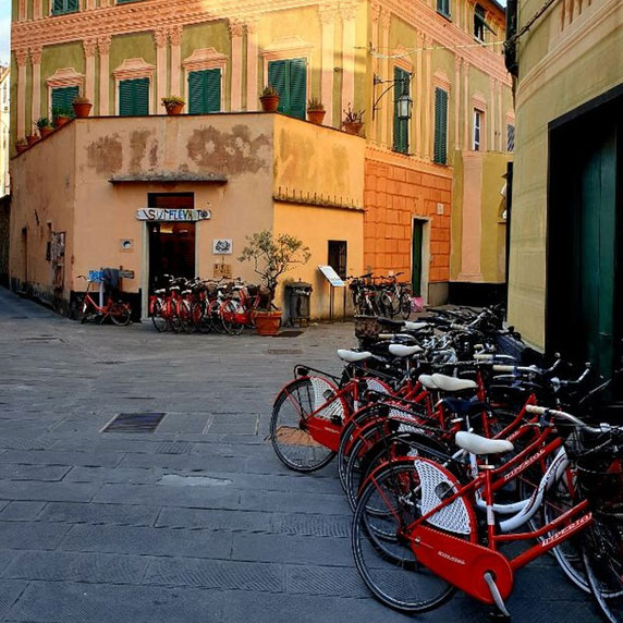 Bicicletas antigas charmosas no centro de Sestri Levante