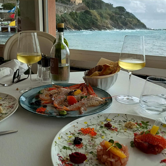 Restaurantes de luxo na areia da Baia del Silenzio