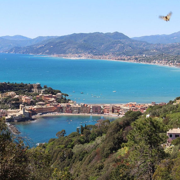 Trilha panorâmica rumo à Punta Manara