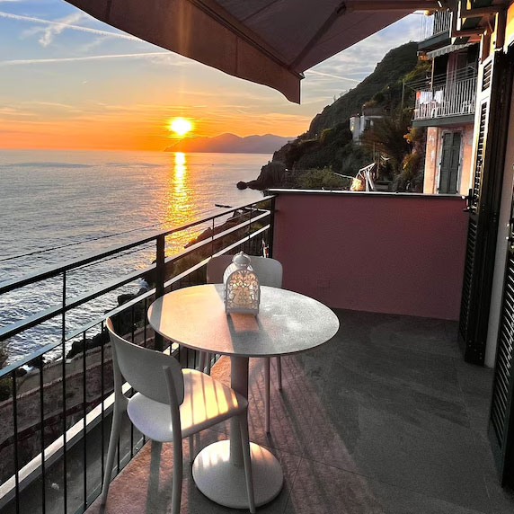 Pôr do sol romântico na costa de Sestri Levante