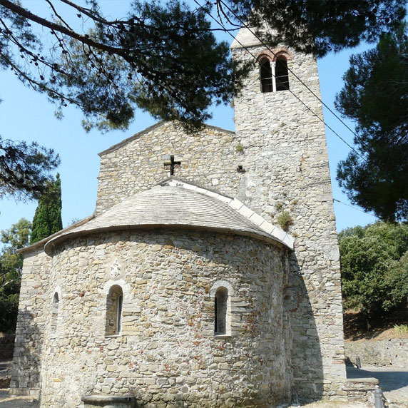 Igreja de San Nicolò dell'Isola no alto do promontório