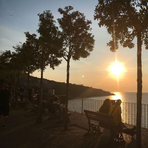 Pôr do sol no Golfo de Nápoles a partir de Sorrento
