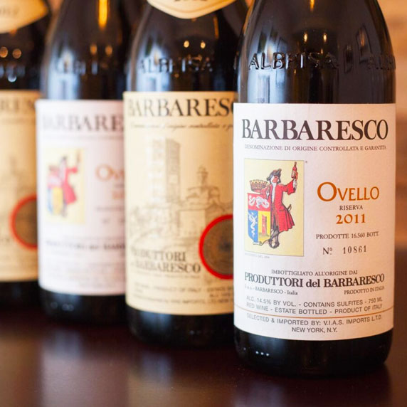 Garrafas de vinho Barolo e taças de Vermute