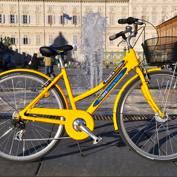 Estações de metrô e bicicletas compartilhadas em Turim