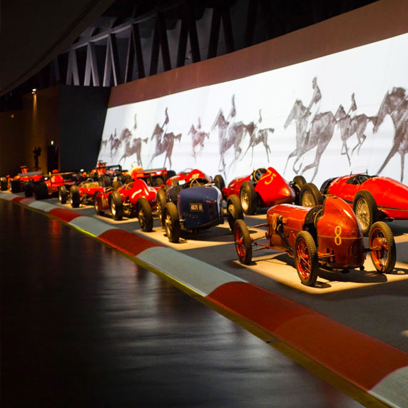 Exposição de carros antigos no Museu do Automóvel