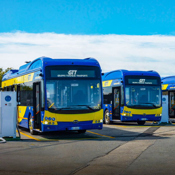 Ônibus circulando pelas ruas de Turim