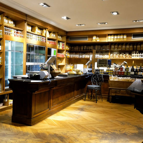 Ambiente acolhedor de uma trattoria em Turim